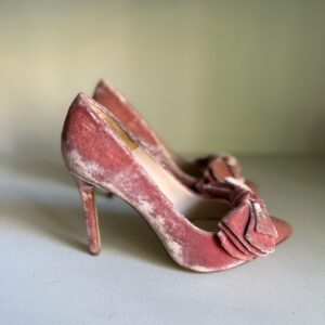 Zapato de salón rosa de terciopelo con lazo y tacón alto