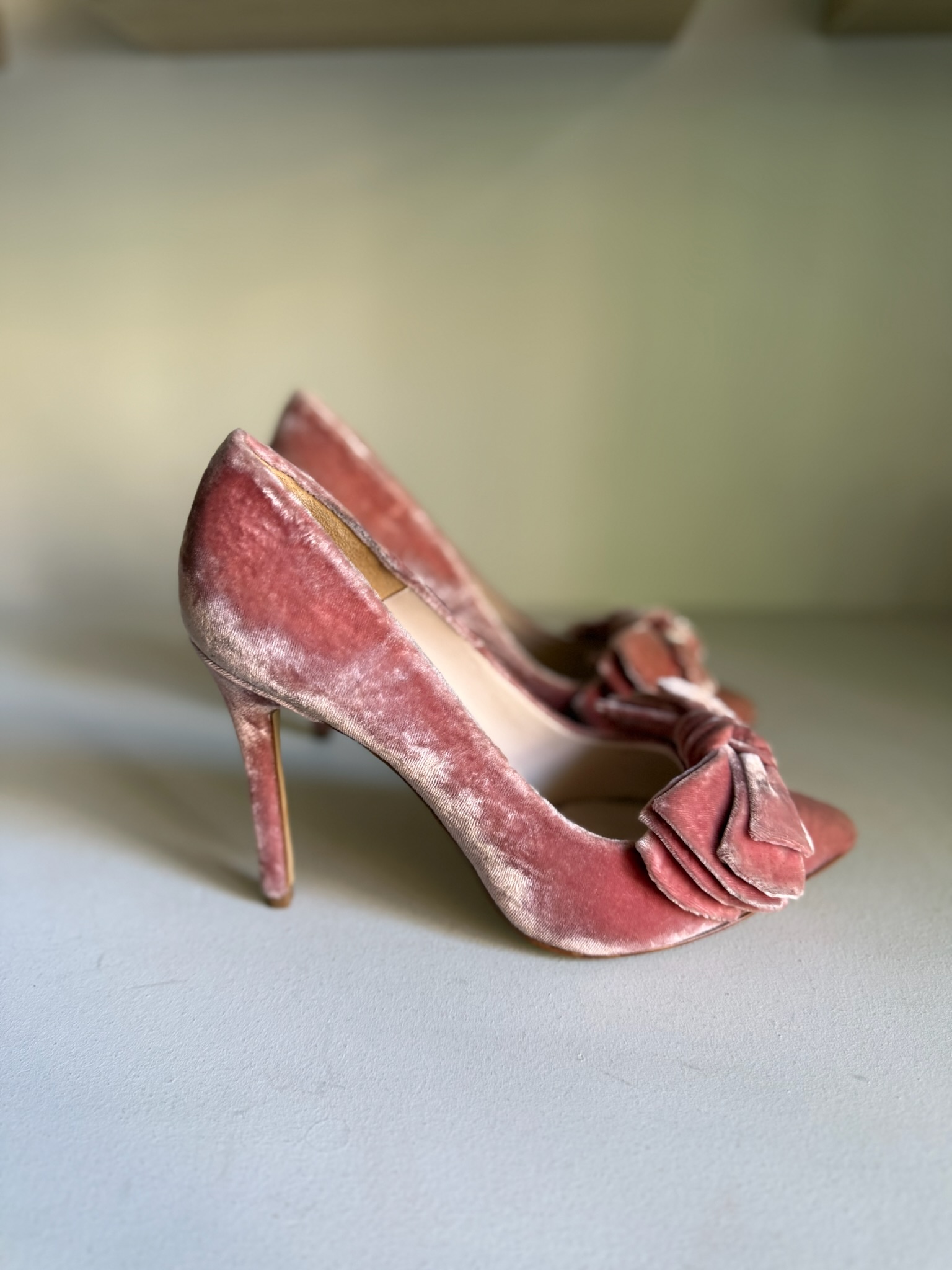 Zapato de salón rosa de terciopelo con lazo y tacón alto 1 Zapato de salón rosa de terciopelo con lazo y tacón alto
