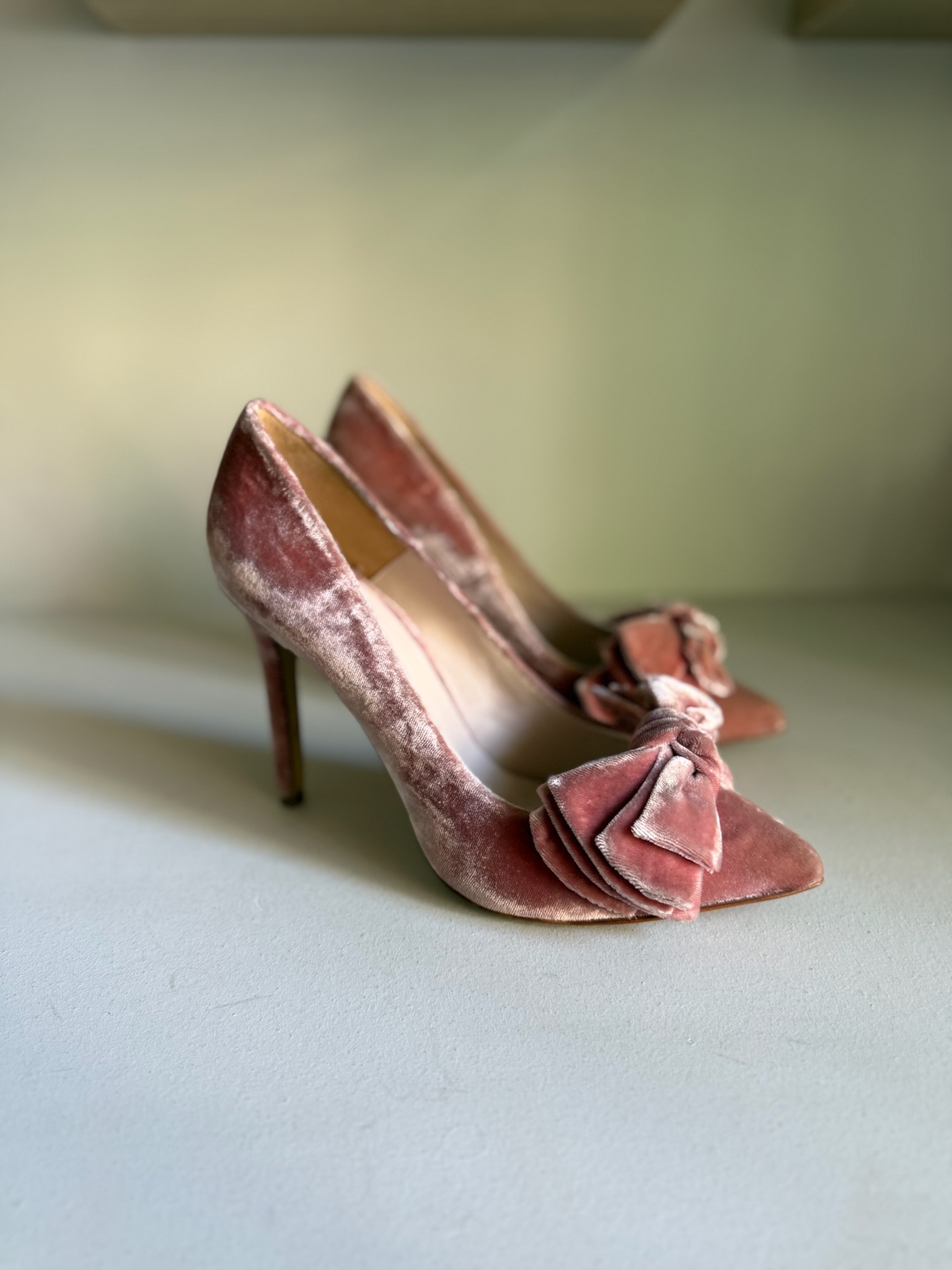 Zapato de salón rosa de terciopelo con lazo y tacón alto 4 Zapato de salón rosa de terciopelo con lazo y tacón alto