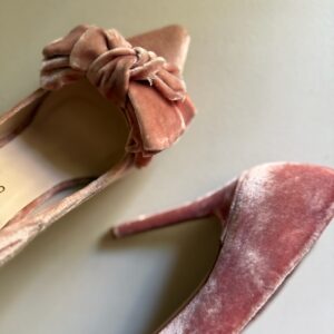 Zapato de salón rosa de terciopelo con lazo y tacón alto