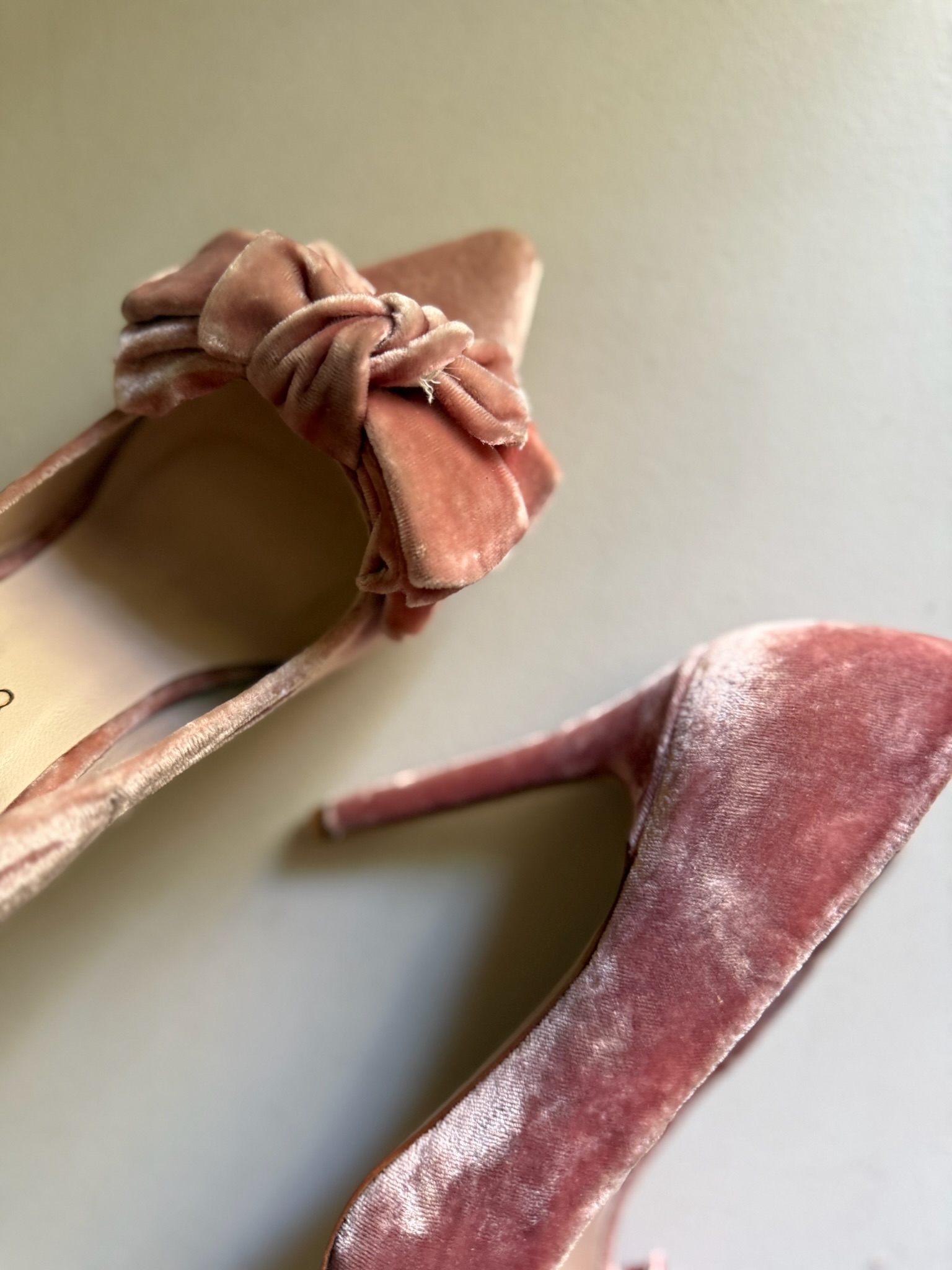 Zapato de salón rosa de terciopelo con lazo y tacón alto 2 Zapato de salón rosa de terciopelo con lazo y tacón alto