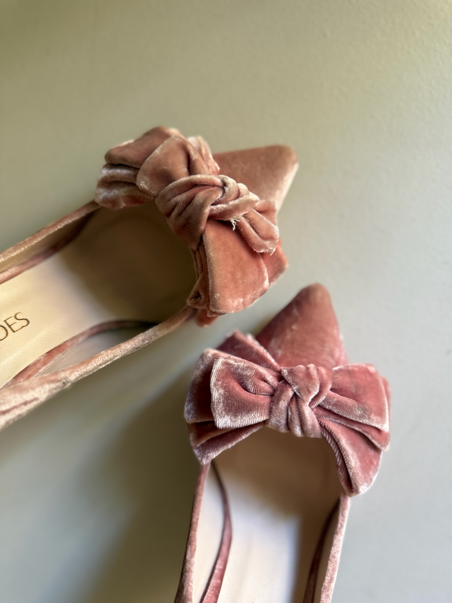 Zapato de salón rosa de terciopelo con lazo y tacón alto 3 Zapato de salón rosa de terciopelo con lazo y tacón alto