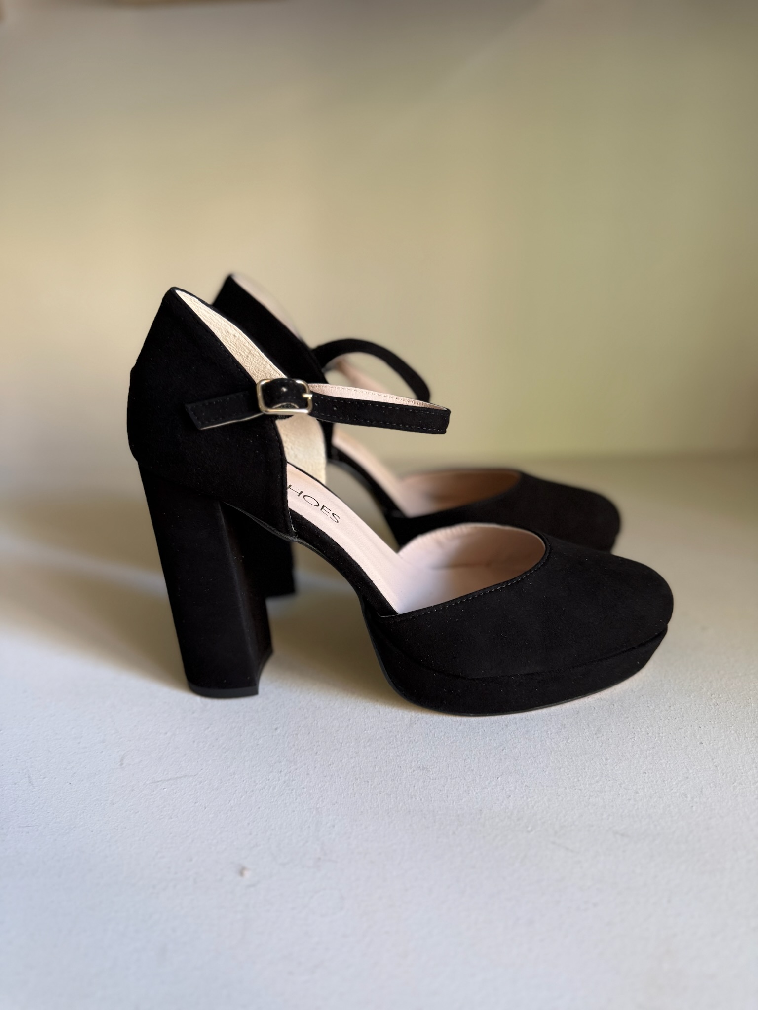 Zapato negro con plataforma y tacón ancho 1 Zapato negro con plataforma y tacón ancho