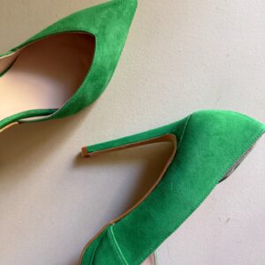 Zapato de salón verde tacón fino alto