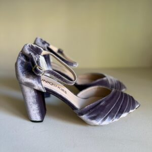 Zapato tacón ancho en terciopelo púrpura