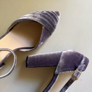 Zapato tacón ancho en terciopelo púrpura