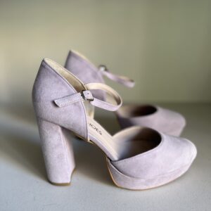 Zapato lila con plataforma y tacón ancho