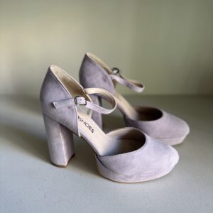 Zapato lila con plataforma y tacón ancho