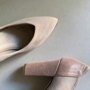 Zapato de salón nude con tacón ancho