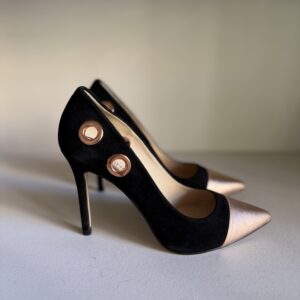 Zapato negro con puntera metalizada rosa y tacón fino