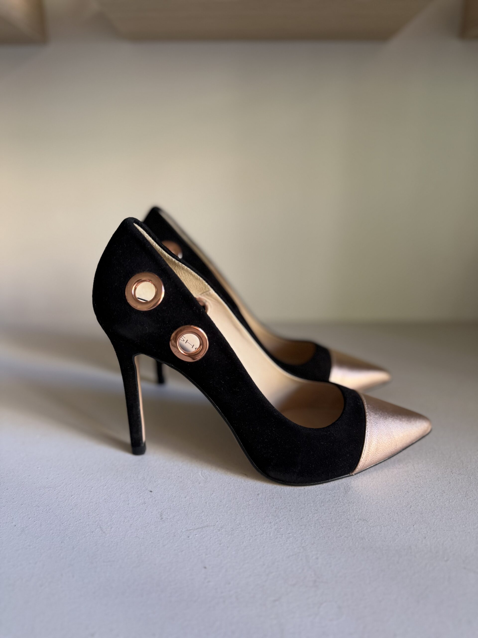 Zapato negro con puntera metalizada rosa y tacón fino 1 Zapato negro con puntera metalizada rosa y tacón fino