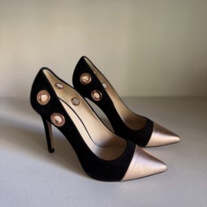 Zapato negro con puntera metalizada rosa y tacón fino