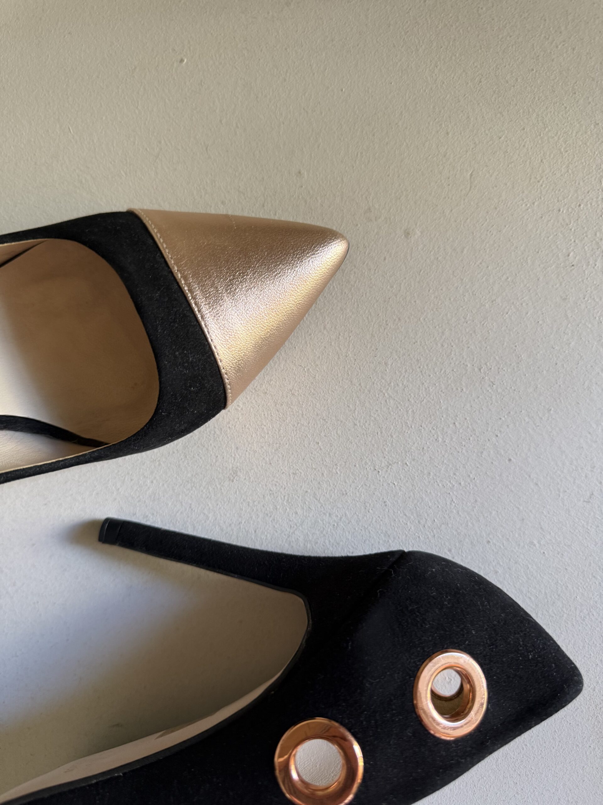 Zapato negro con puntera metalizada rosa y tacón fino 3 Zapato negro con puntera metalizada rosa y tacón fino