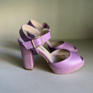 Sandalia en piel lila con tacón ancho 10cm