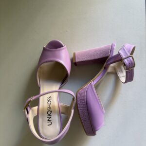 Sandalia en piel lila con tacón ancho 10cm