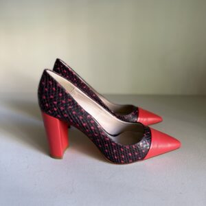 Zapato de salón con efecto serpiente y detalles rojos
