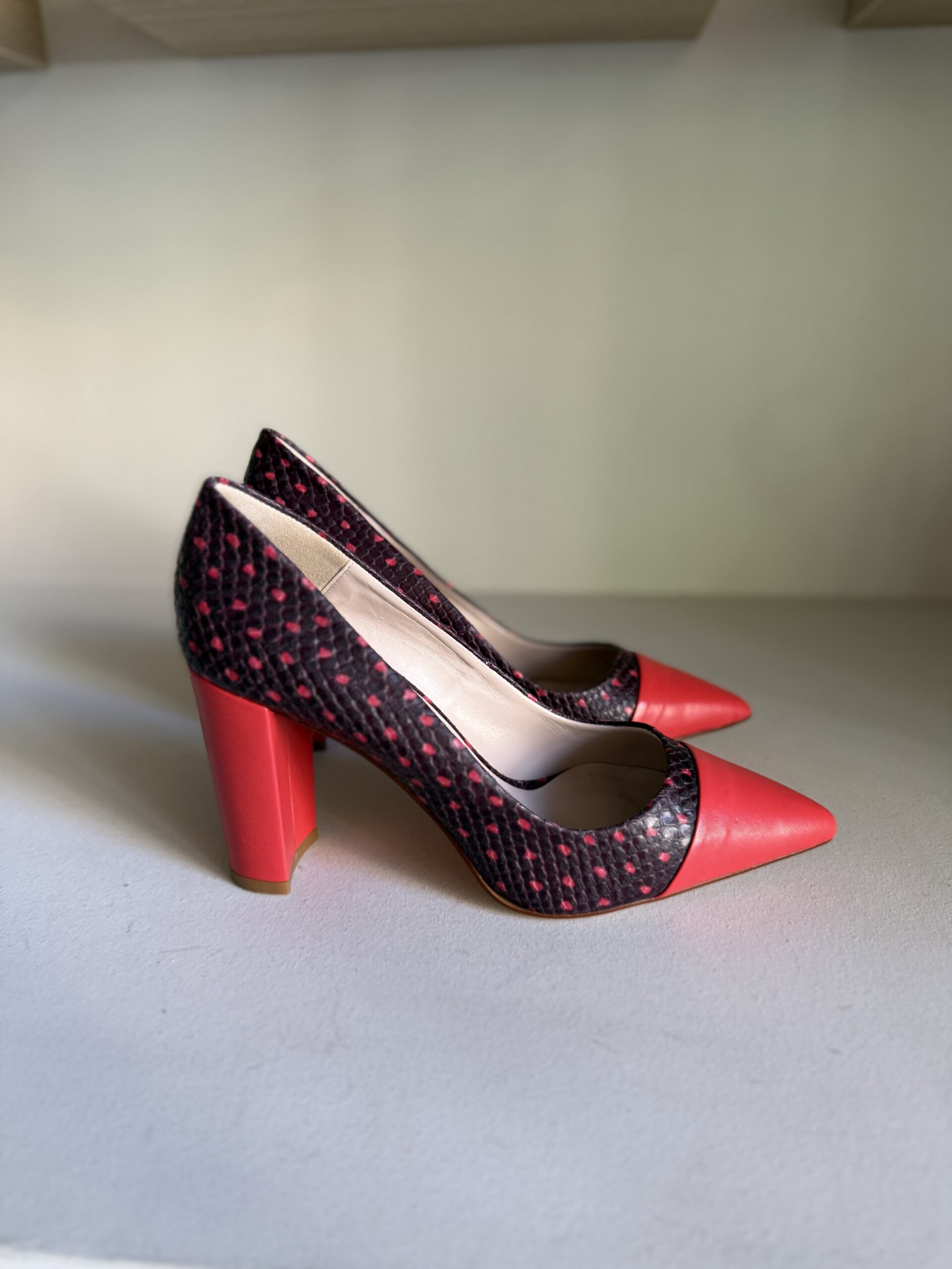 Zapato de salón con efecto serpiente y detalles rojos 1 Zapato de salón con efecto serpiente y detalles rojos