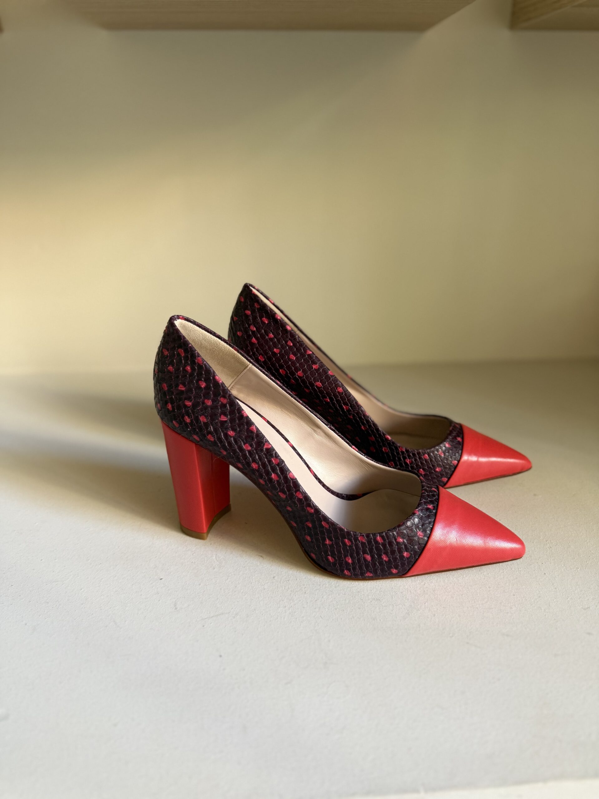 Zapato de salón con efecto serpiente y detalles rojos 5 Zapato de salón con efecto serpiente y detalles rojos
