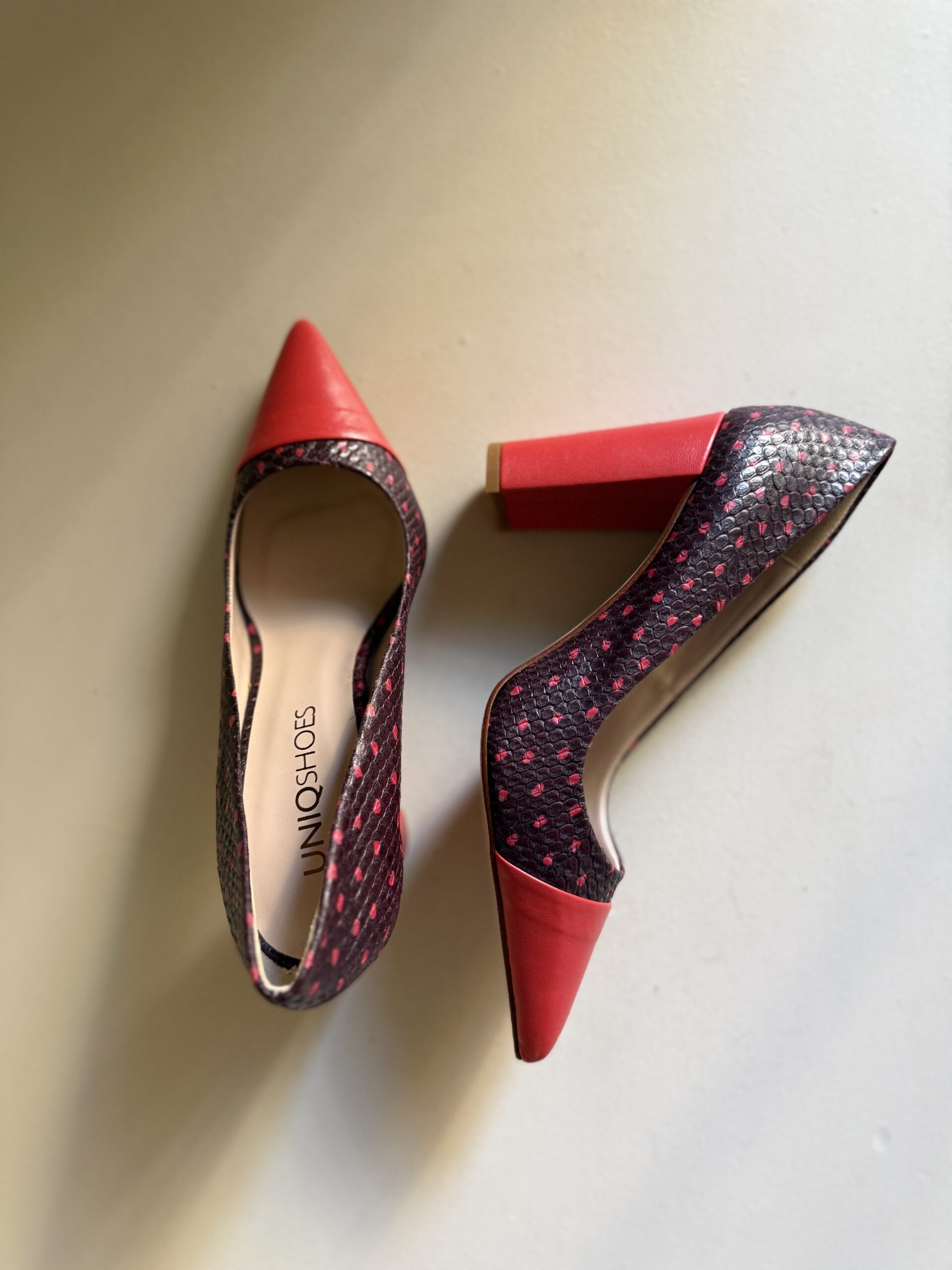 Zapato de salón con efecto serpiente y detalles rojos 3 Zapato de salón con efecto serpiente y detalles rojos