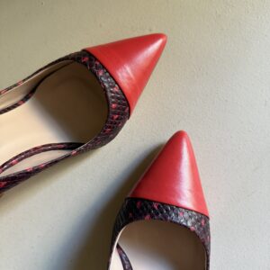 Zapato de salón con efecto serpiente y detalles rojos