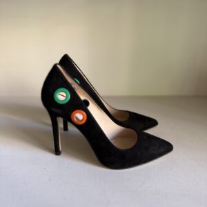 Zapato de salón negro con apliques de colores