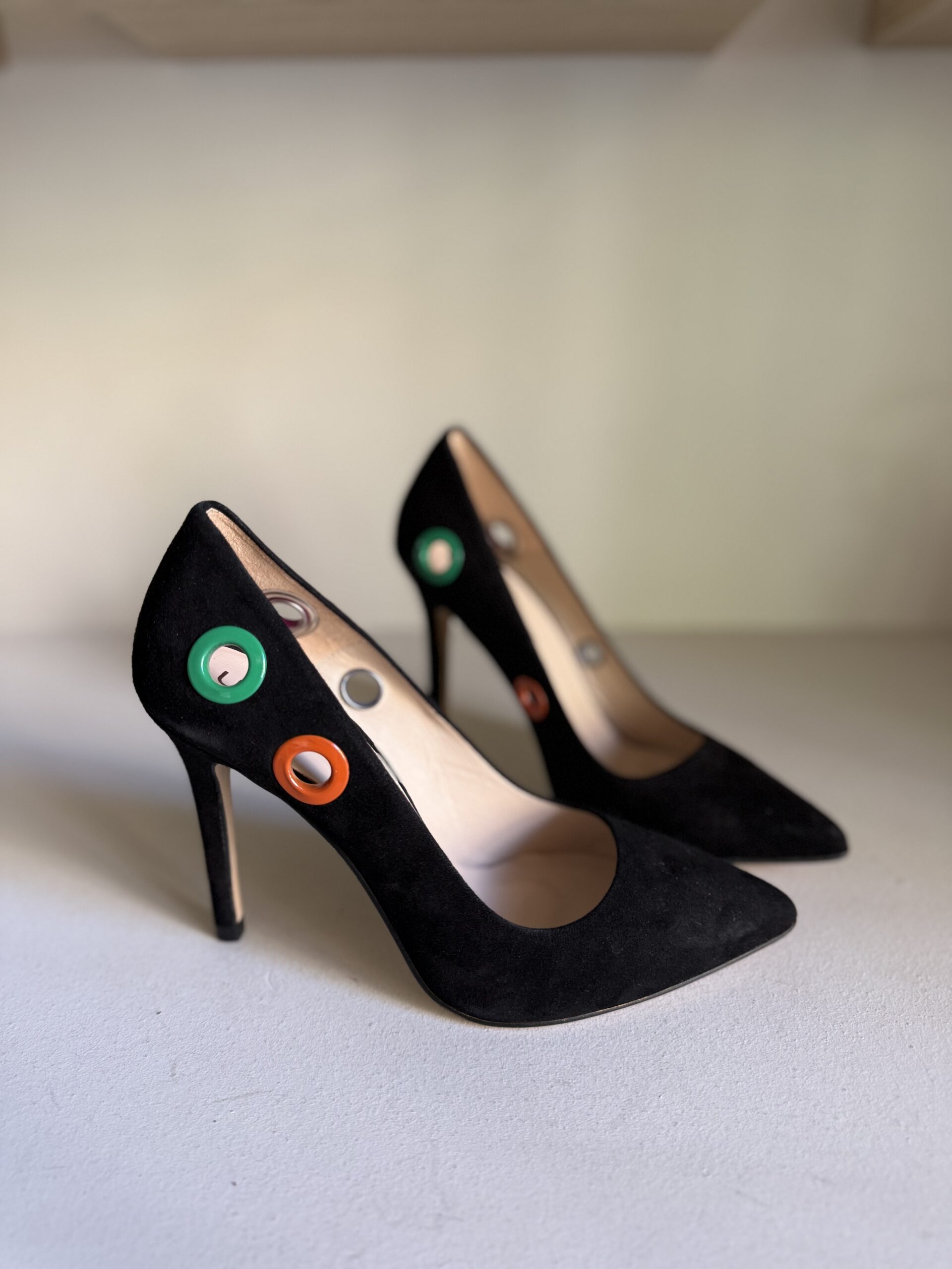 Zapato de salón negro con apliques de colores 3 Zapato de salón negro con apliques de colores