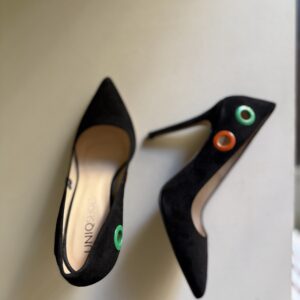 Zapato de salón negro con apliques de colores