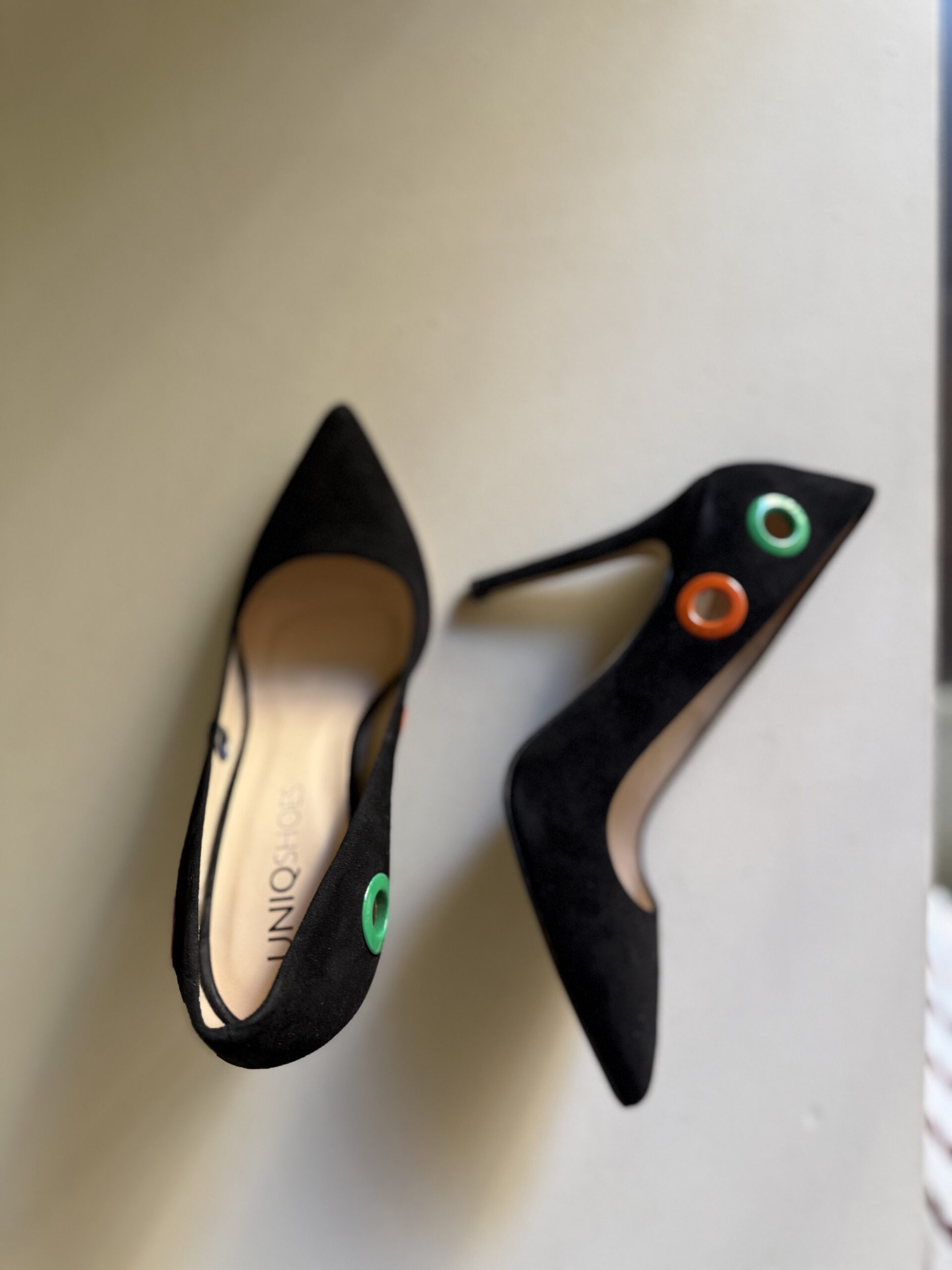 Zapato de salón negro con apliques de colores 2 Zapato de salón negro con apliques de colores