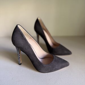 Zapato de salón antracita con tacón fino