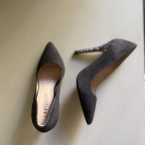 Zapato de salón antracita con tacón fino