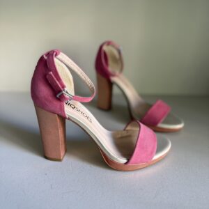 Sandalia al tobillo rosa con tacón metalizado