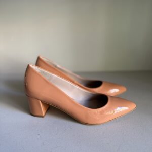 Zapato nude en charol con tacón medio ancho