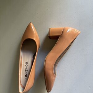Zapato nude en charol con tacón medio ancho
