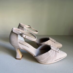 Zapato de ante nude con detalle hebilla