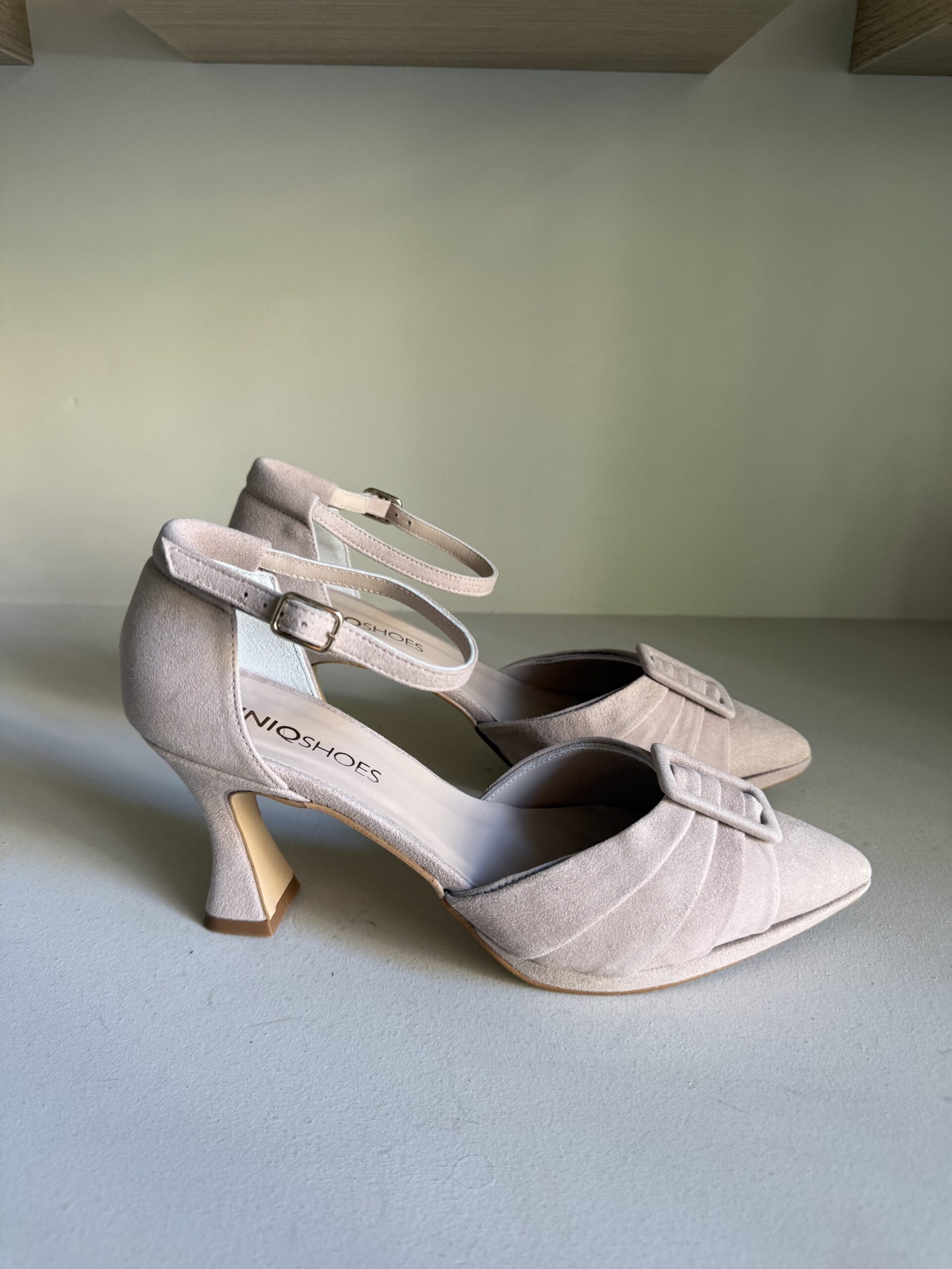 Zapato de ante nude con detalle hebilla 1 Zapato de ante nude con detalle hebilla