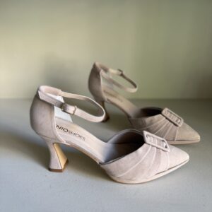 Zapato de ante nude con detalle hebilla