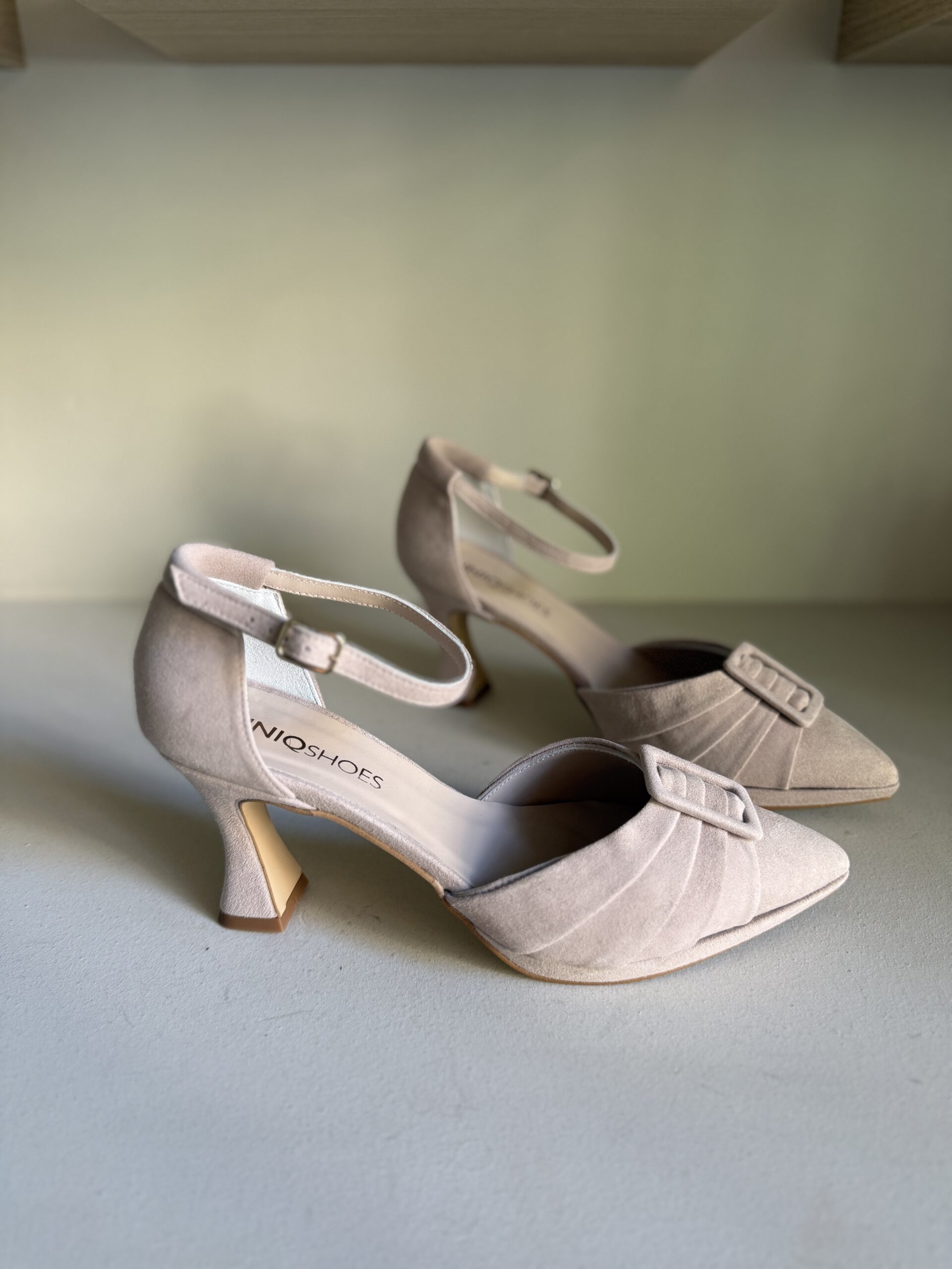 Zapato de ante nude con detalle hebilla 2 Zapato de ante nude con detalle hebilla