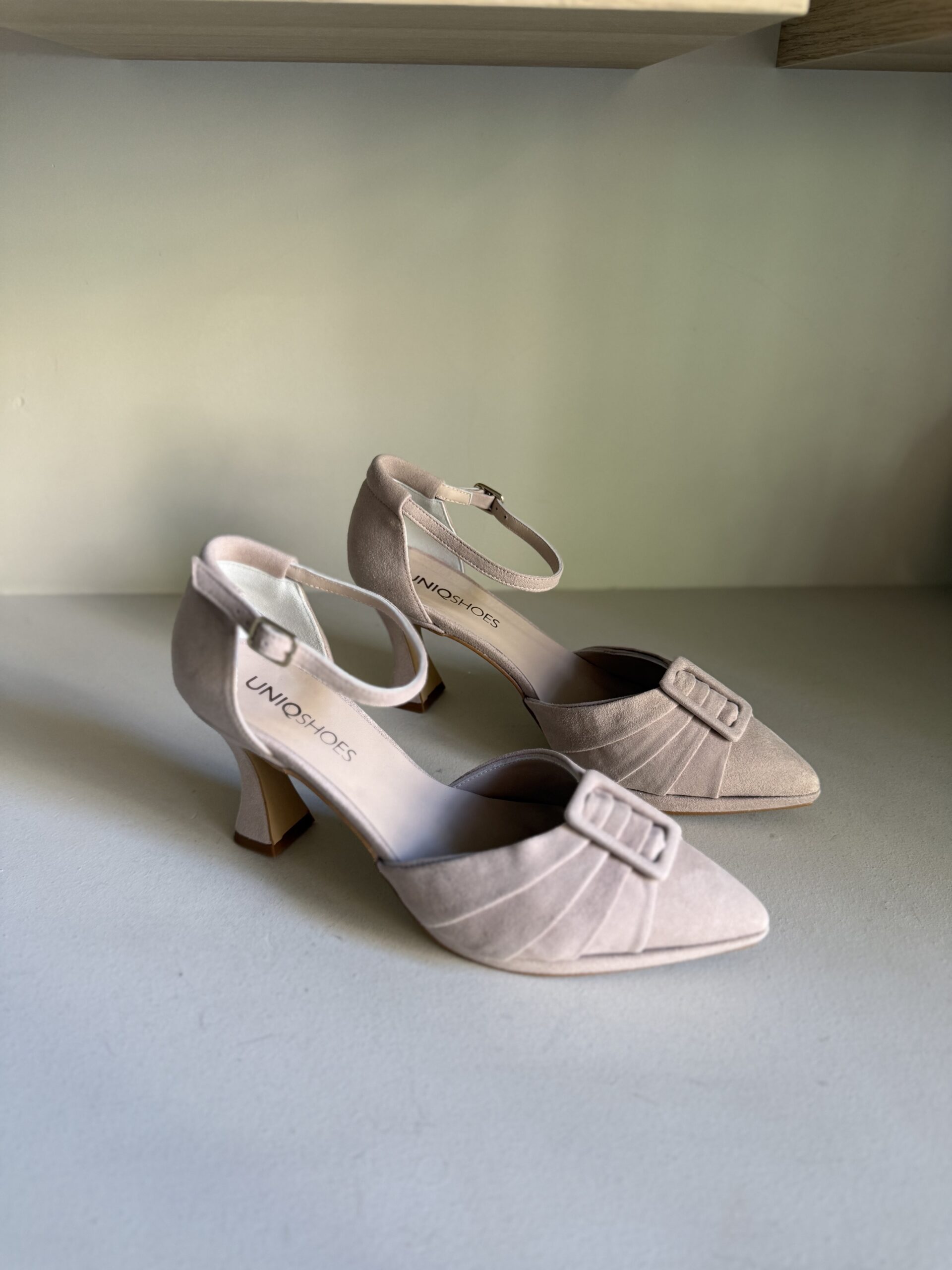Zapato de ante nude con detalle hebilla 3 Zapato de ante nude con detalle hebilla