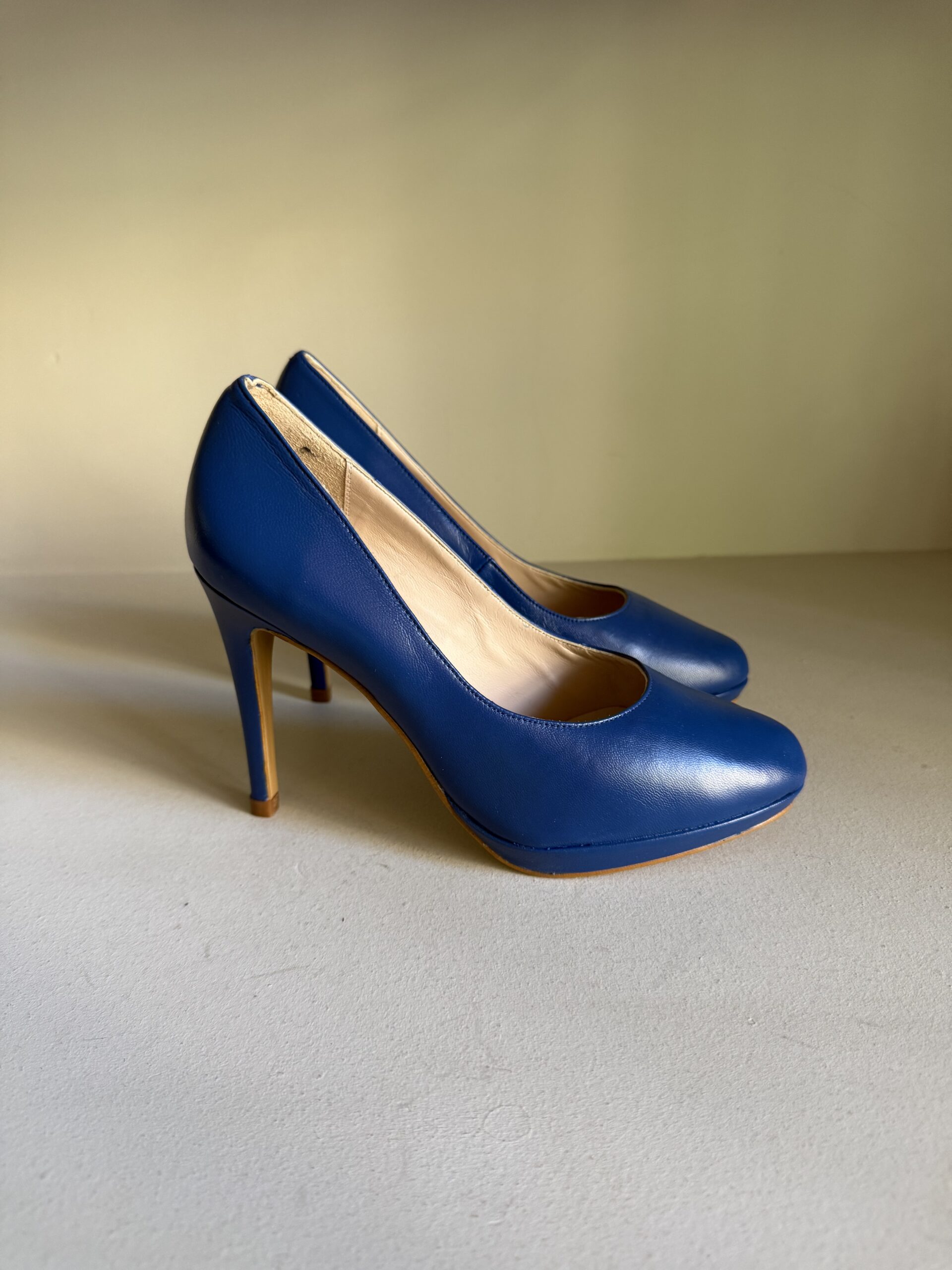 Zapato salón azul eléctrico con plataforma y tacón fino 1 Zapato salón azul electrico con plataforma y tacón fino