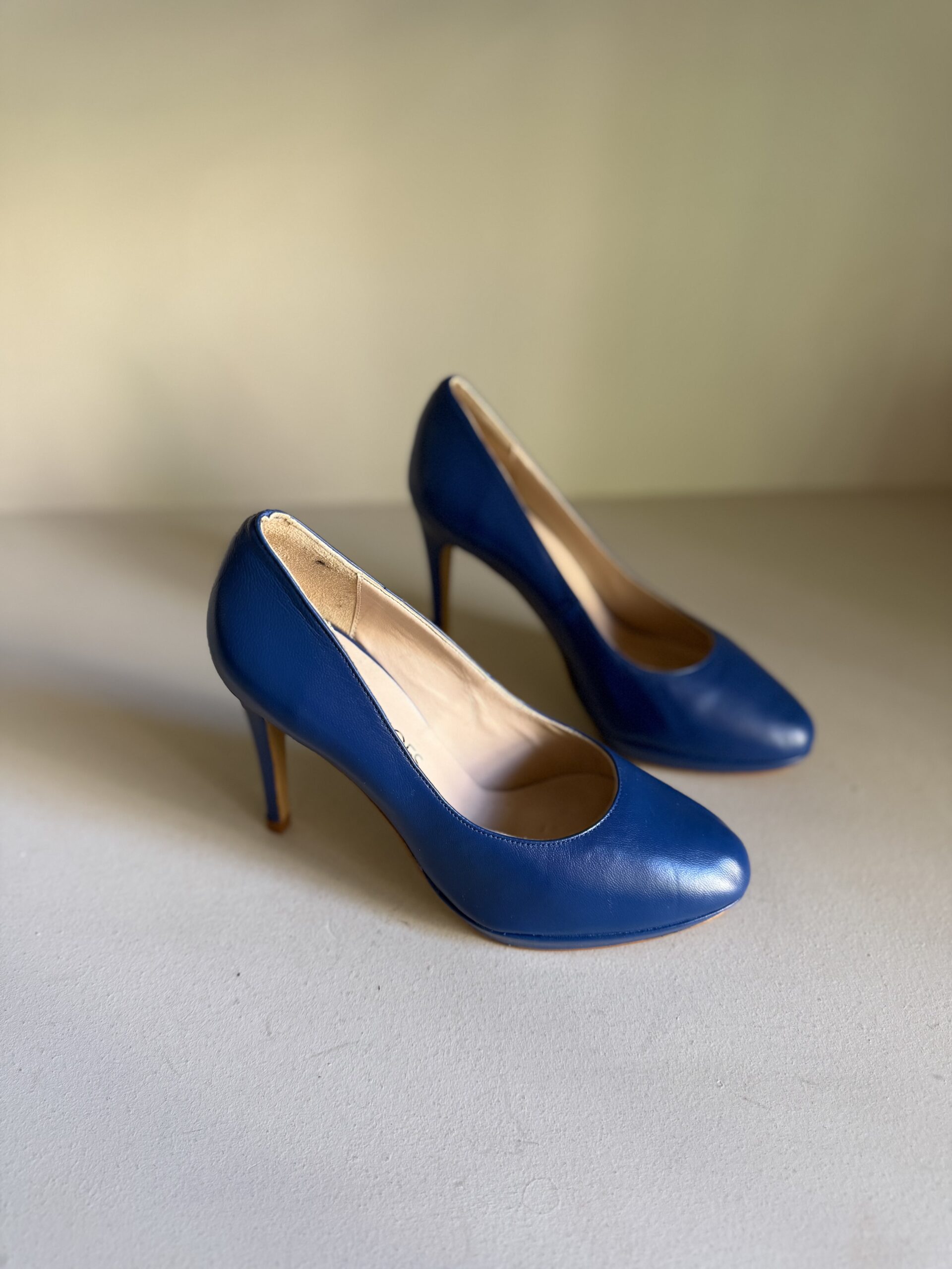 Zapato salón azul eléctrico con plataforma y tacón fino 3 Zapato salón azul electrico con plataforma y tacón fino