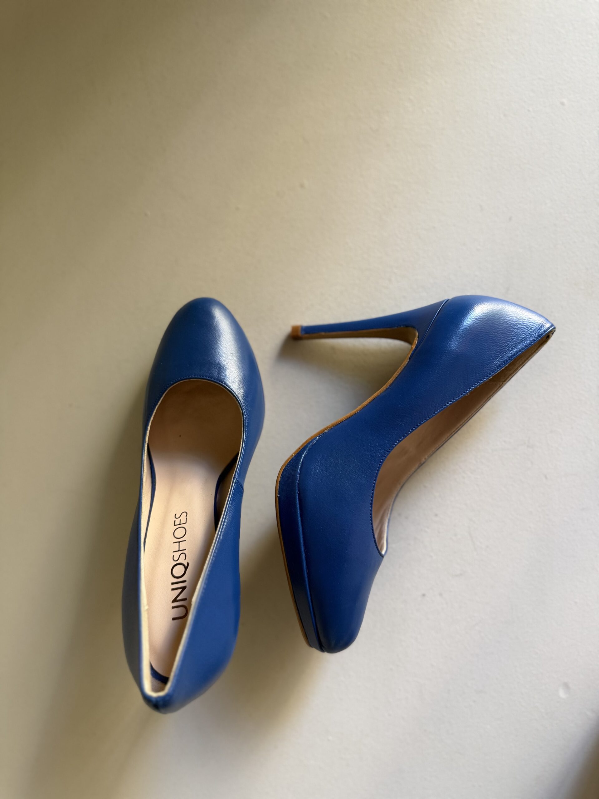 Zapato salón azul eléctrico con plataforma y tacón fino 2 Zapato salón azul electrico con plataforma y tacón fino