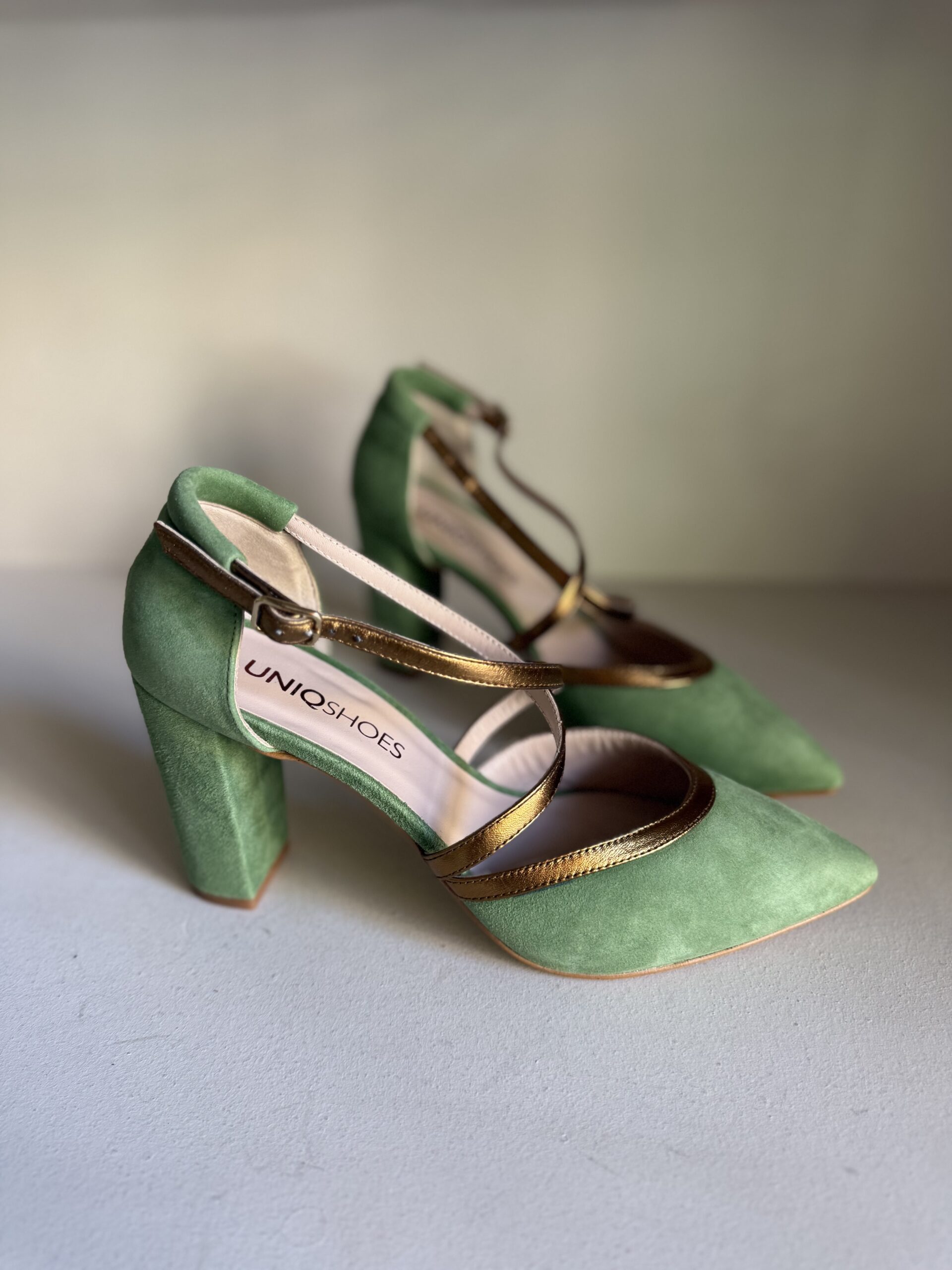 Zapato con cintas cruzadas en bronce 1 Zapato con cintas cruzadas en bronce