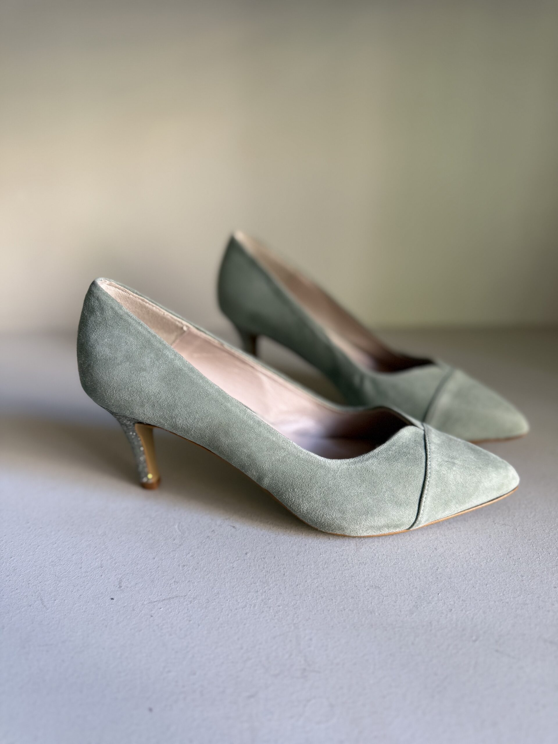 Zapato de salón verde salvia con tacón glitter 1 c