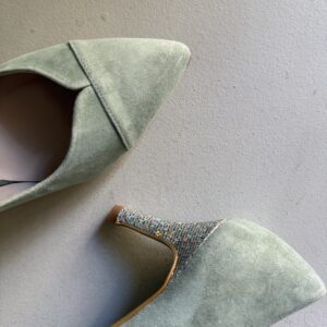 Zapato de salón verde salvia con tacón glitter