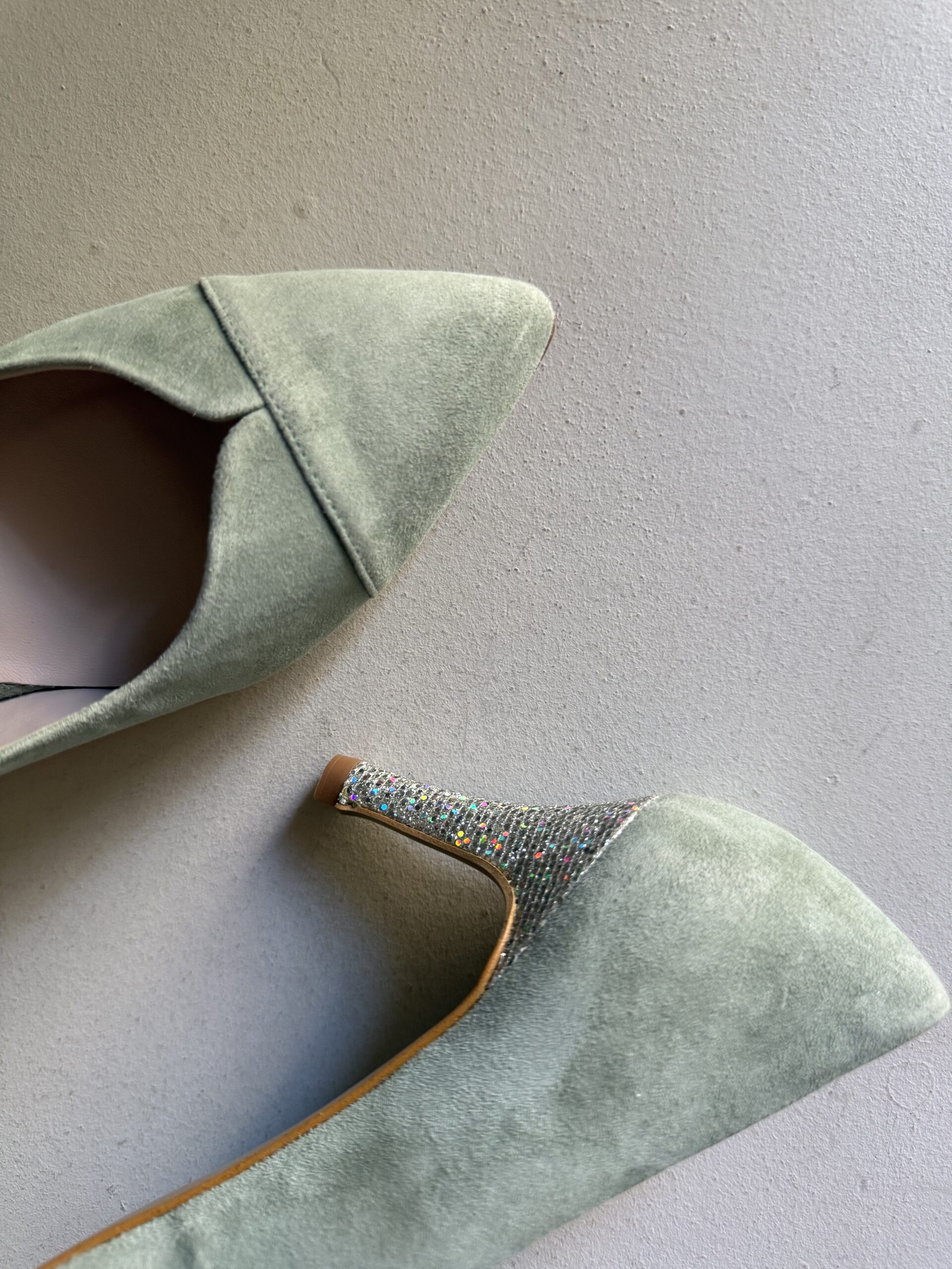 Zapato de salón verde salvia con tacón glitter 2 Zapato de salón verde salvia con tacón glitter