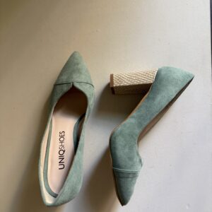 Zapato de salón verde agua con tacón ancho