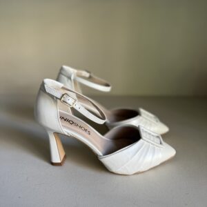 Zapato blanco al tobillo con hebilla