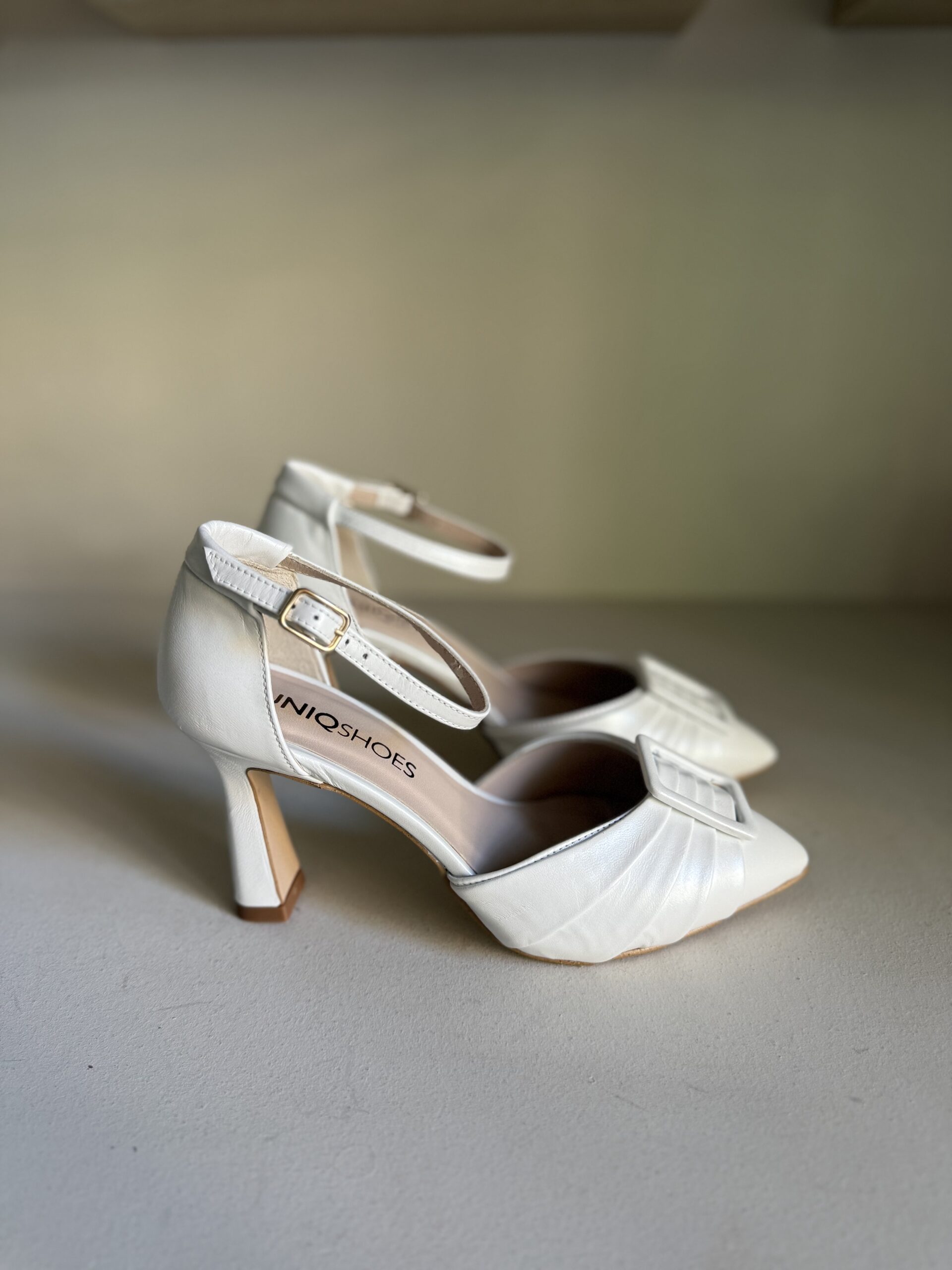 Zapato blanco al tobillo con hebilla 1 Zapato blanco al tobillo con hebilla