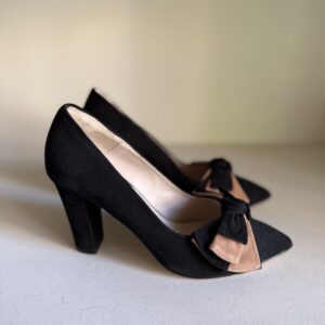 Zapato de salón negro con lazo bicolor