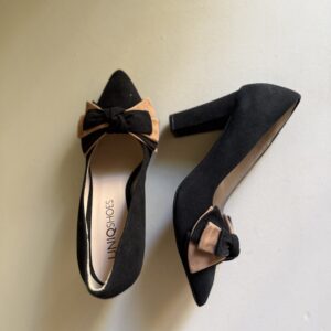 Zapato de salón negro con lazo bicolor